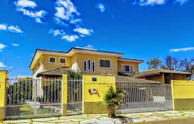 Imagem: A casa possui 5 Dormitórios, 5 Banheiros, 3 Vagas na garagem