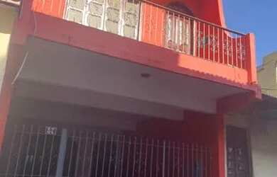 Imagem: A casa possui 4 Dormitórios, 2 Banheiros, 2 Vagas na garagem