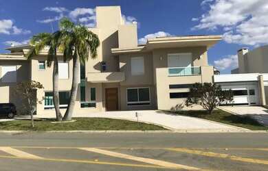 Imagem: A casa em condomínio possui 4 Dormitórios, 5 Banheiros, 4