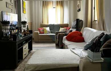 Imagem: A casa possui 4 Dormitórios, 1 Banheiro, 2 Vagas na garagem