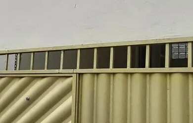 Imagem: A casa possui 4 Dormitórios, 2 Banheiros, 2 Vagas na garagem