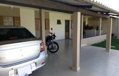 Imagem: A casa possui 3 Dormitórios, 2 Banheiros, 5 Vagas na garagem