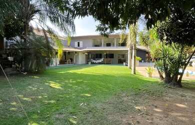 Imagem: A casa possui 4 Dormitórios, 4 Banheiros, 3 Vagas na garagem