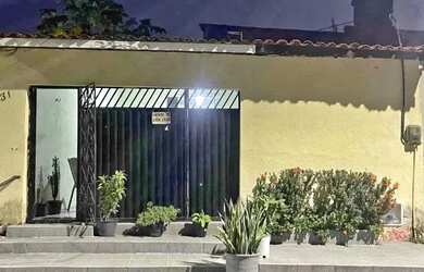 Imagem: A casa possui 3 Dormitórios, 2 Banheiros, 2 Vagas na garagem