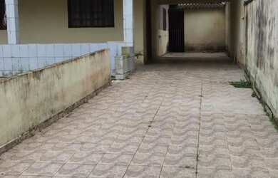 Imagem: A casa possui 2 Dormitórios, Acomodam 8 pessoas, 2 Vagas na