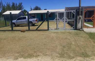 Imagem: A casa possui 2 Dormitórios, 1 Banheiro, 2 Vagas na garagem