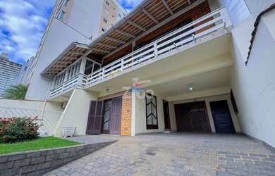 Imagem: A casa possui 4 Dormitórios, 3 Banheiros, 2 Vagas na garagem