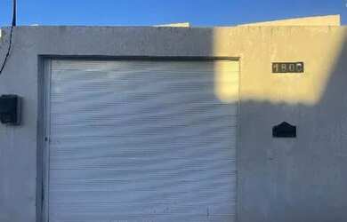 Imagem: A casa possui 2 Dormitórios, 1 Banheiro, 1 Vaga na garagem