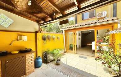 Imagem: A casa possui 3 Dormitórios, 3 Banheiros, 2 Vagas na garagem