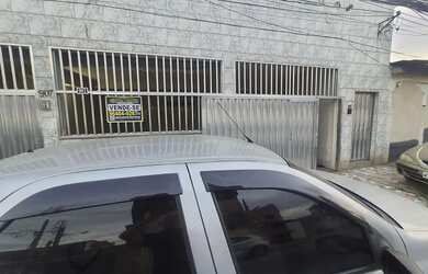 Imagem: A casa possui 5 Dormitórios, 2 Banheiros, 2 Vagas na garagem