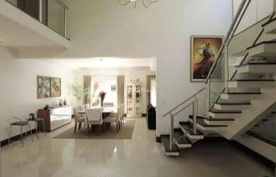 Imagem: A casa possui 3 Dormitórios, 5 Banheiros, 4 Vagas na garagem