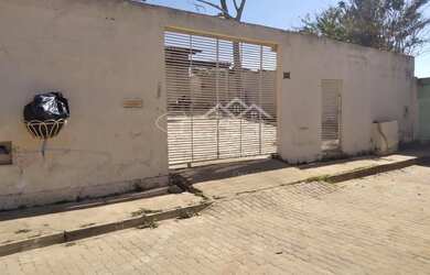 Imagem: A casa possui 4 Dormitórios, 2 Banheiros, 4 Vagas na garagem