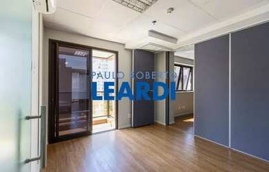 Imagem: O depósito possui 5 Vagas na garagem, 110m² de Área e está