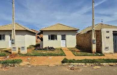 Imagem: A casa possui 2 Dormitórios, 1 Banheiro, 1 Vaga na garagem