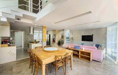 Imagem: A casa em condomínio possui 4 Dormitórios, 4 Banheiros, 300m²