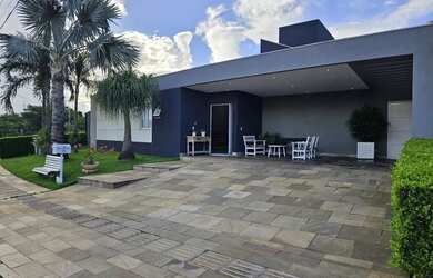 Imagem: A casa em condomínio possui 3 Dormitórios, 4 Banheiros, 250m²