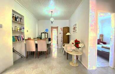 Imagem: A casa possui 4 Dormitórios, 3 Banheiros, 2 Vagas na garagem