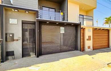 Imagem: A casa possui 4 Dormitórios, 4 Banheiros, 3 Vagas na garagem