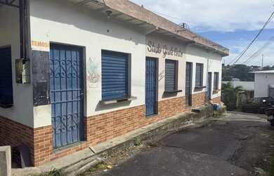 Imagem: A casa possui 5 Dormitórios, 5 Banheiros, 200m² de Área