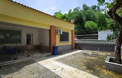 Imagem: A casa possui 5 Dormitórios, 5 Banheiros, 5 Vagas na garagem