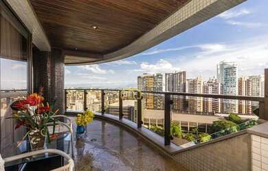 Imagem: O apartamentoe possui 4 Dormitórios, 3 Banheiros, 3 Vagas na