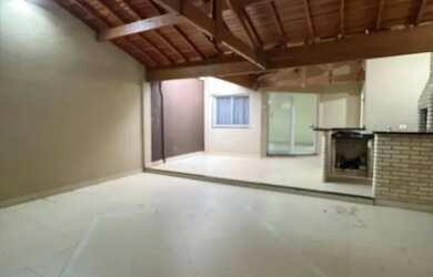 Imagem: A casa possui 2 Dormitórios, 3 Banheiros, 2 Vagas na garagem