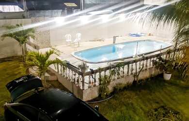 Imagem: A casa possui 4 Dormitórios, Acomodam 30 pessoas, 4 Vagas na