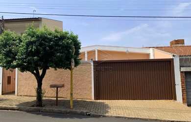 Imagem: A casa possui 3 Dormitórios, 4 Banheiros, 4 Vagas na garagem