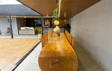 Imagem: A casa possui 3 Dormitórios, 3 Banheiros, 5 Vagas na garagem