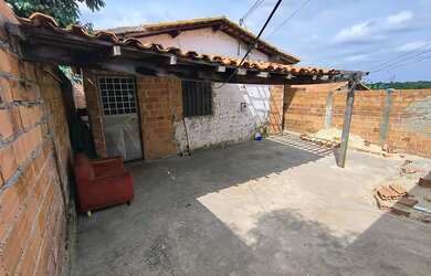 Imagem: A casa possui 2 Dormitórios, 2 Banheiros, 1 Vaga na garagem