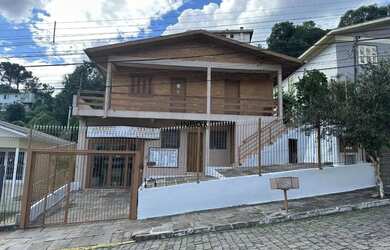 Imagem: A casa possui 3 Dormitórios, 2 Banheiros, 2 Vagas na garagem