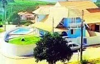 Imagem: A casa possui 3 Dormitórios, 1 Banheiro, 4 Vagas na garagem