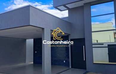 Imagem: A casa possui 3 Dormitórios, 2 Banheiros, 4 Vagas na garagem