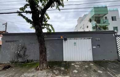 Imagem: A casa possui 3 Dormitórios, 2 Banheiros, 3 Vagas na garagem