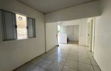 Imagem: A casa possui 2 Dormitórios, 1 Banheiro, 2 Vagas na garagem