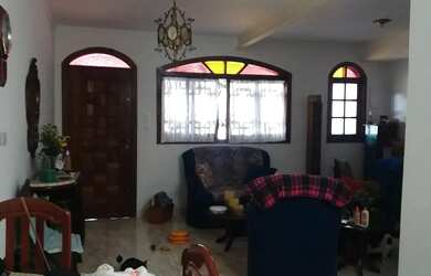 Imagem: A casa possui 2 Dormitórios, 2 Banheiros, 2 Vagas na garagem