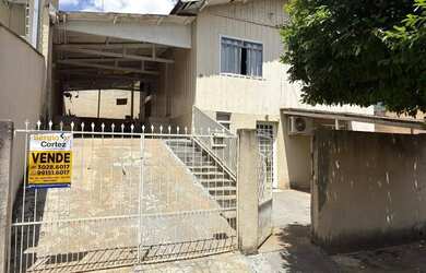 Imagem: A casa possui 2 Dormitórios, 1 Banheiro, 2 Vagas na garagem