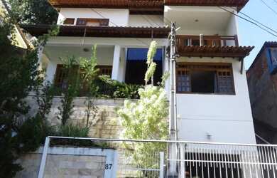 Imagem: A casa possui 3 Dormitórios, 2 Banheiros, 2 Vagas na garagem