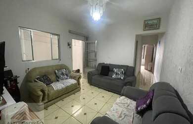 Imagem: A casa possui 3 Dormitórios, 1 Banheiro, 2 Vagas na garagem