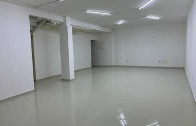 Imagem: O depósito possui 1 Vaga na garagem, 140m² de Área e está