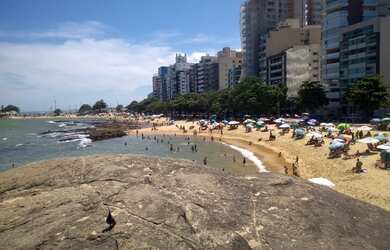 Imagem: A casa possui 3 Dormitórios, Acomodam 10 pessoas e está localizado