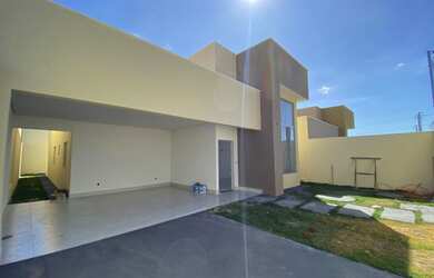 Imagem: A casa possui 3 Dormitórios, 3 Banheiros, 4 Vagas na garagem