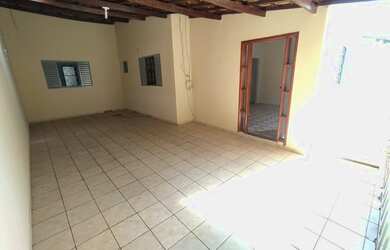 Imagem: A casa possui 3 Dormitórios, 2 Banheiros, 2 Vagas na garagem