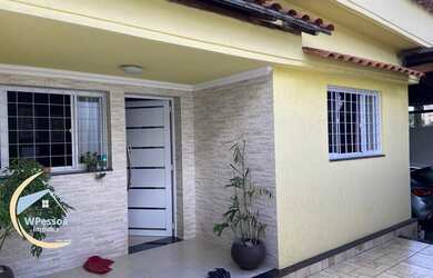 Imagem: A casa possui 3 Dormitórios, 1 Banheiro, 2 Vagas na garagem