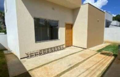 Imagem: A casa possui 3 Dormitórios, 2 Banheiros, 2 Vagas na garagem