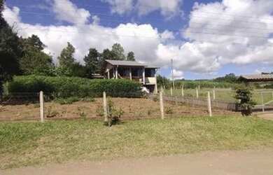 Imagem 2: Lindo sobrado de alvenaria, todo cercado de tela, linda vista da região