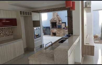 Imagem: A casa possui 3 Dormitórios, 3 Banheiros, 2 Vagas na garagem