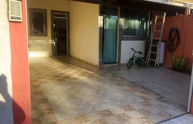 Imagem: A casa possui 3 Dormitórios, 1 Banheiro, 2 Vagas na garagem