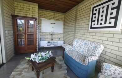 Imagem 16: Lindo sobrado de alvenaria, todo cercado de tela, linda vista da região