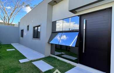 Imagem: A casa possui 4 Dormitórios, 2 Banheiros, 3 Vagas na garagem